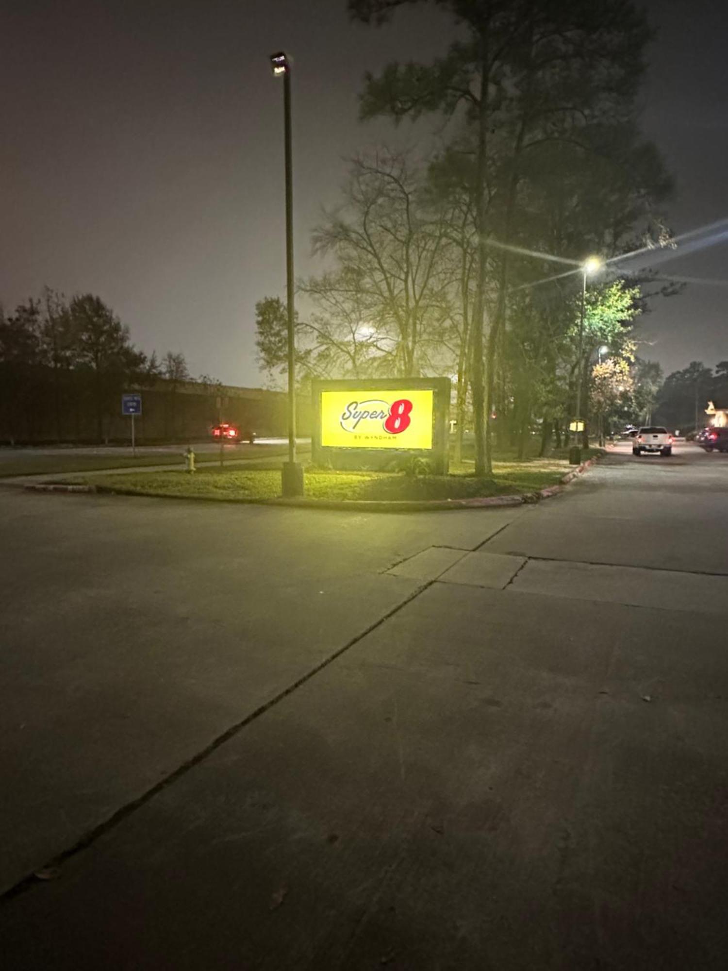 Отель Super 8 By Wyndham The Woodlands North Экстерьер фото